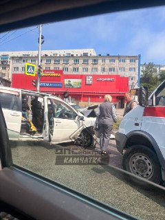 Масштабное ДТП на перекрёстке у Водника в районе Океанской вызывает затор