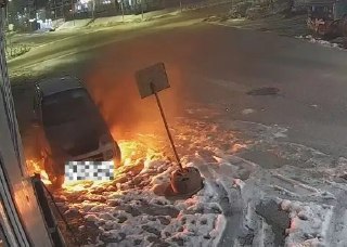 Женщина случайно подожгла чужой Subaru, думая, что это машина бывшего