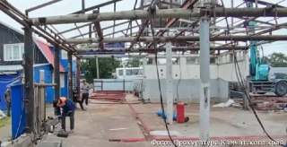 Драматический инцидент на рыбзаводе: сварщик упал с высоты и получил переломы