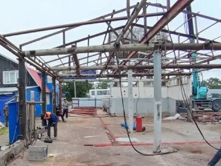 Происшествие на рыбоперерабатывающем заводе: сварщик упал с высоты и получил травмы